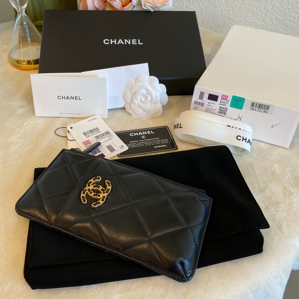 💓Sold💓Chanel 19 phone & card holder wallet - Picture 11 of 12